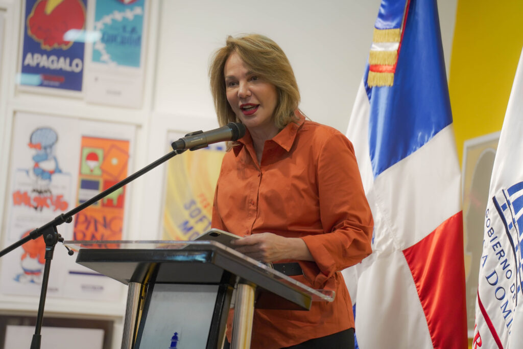 La ministra de Cultura, Milagros Germán, habla en la entrega del premio