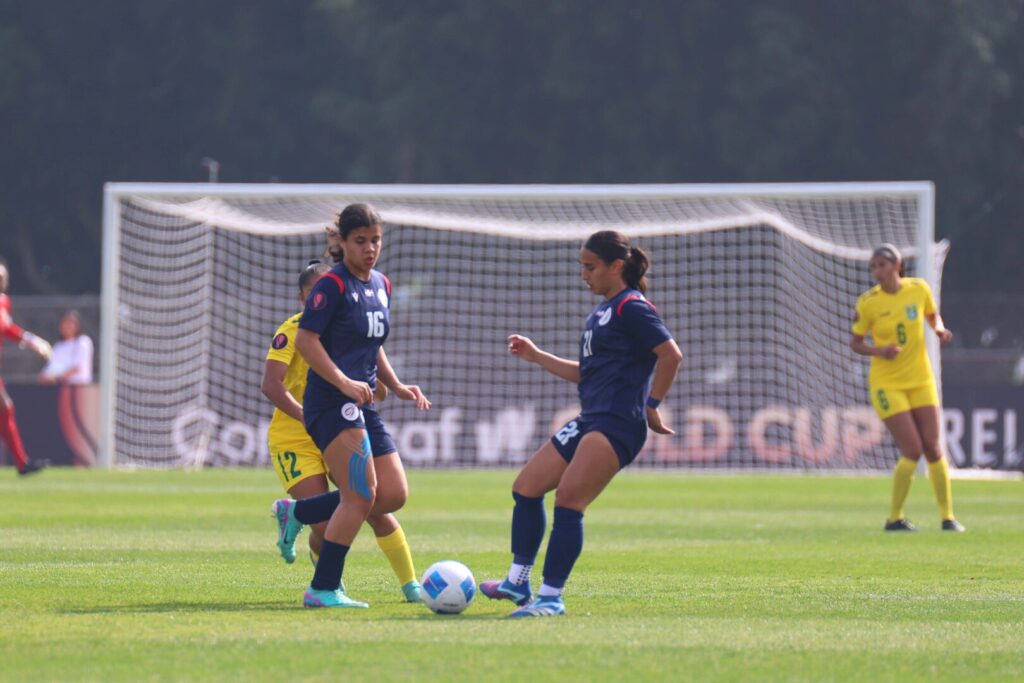 jugadoras de la seleccion Dominicana  con el balon 