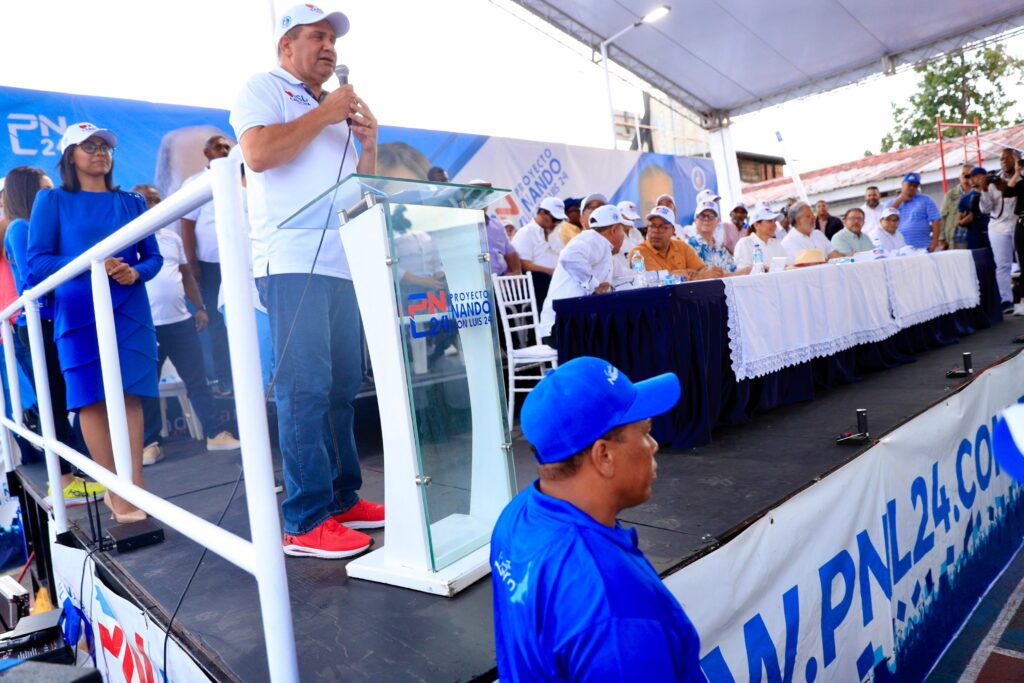 Fernando Paniagua habla a los presentes en la actividad de apoyo a carlina mejia