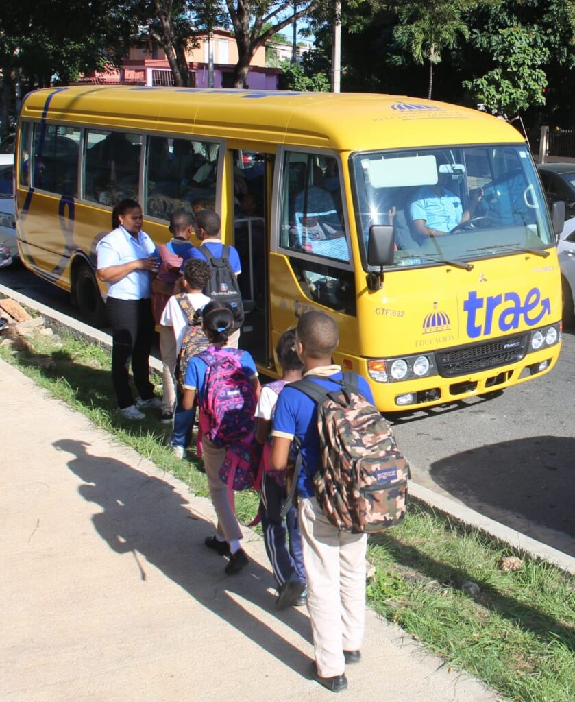 estudiantes tomando uno de los autobuses de Trae