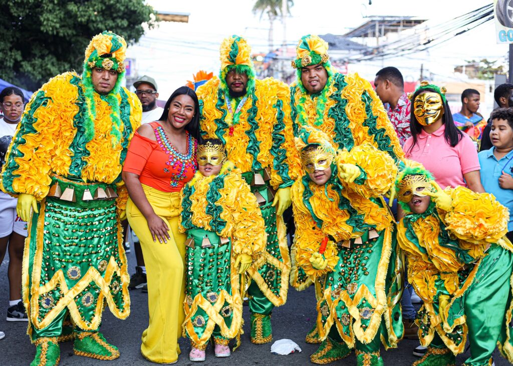 diputada Leyvi Bautista junto a jovenes disfrasados de diablos cojuelos en el carnaval de herrera 
