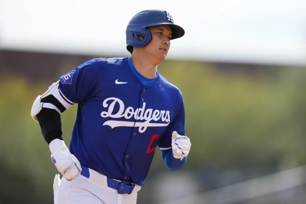 Shohei Ohtani  corre despues de conectar su primer home run