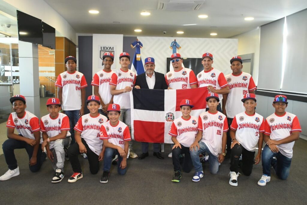 El Comisionado Nacional de Béisbol Junior Noboa entrega la Bandera Nacional al equipo dominicano que irá al Clasificatorio de la Serie Mundial Cal Ripken.