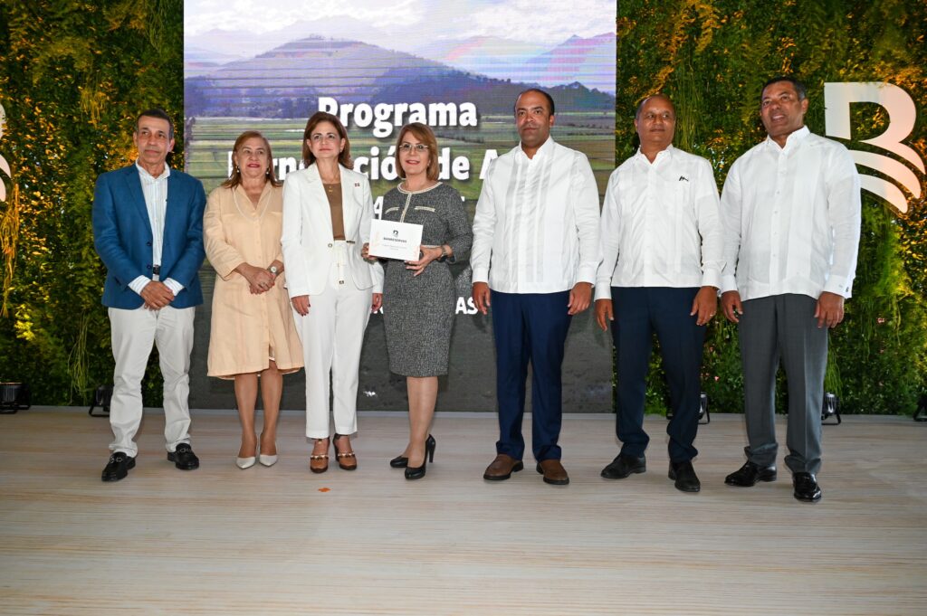 personas recibiendo el prestamo de Banreservas 