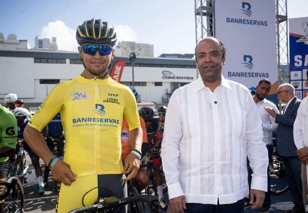 El administrador general del Banco de Reservas, Samuel Pereyra, coloca la
camiseta al pedalista Hernán Gómez, mejor corredor de la Vuelta Ciclística
Independencia Nacional en su 45ª versión.