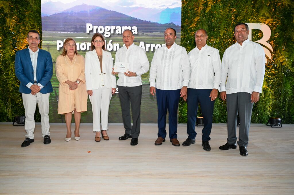 personas recibiendo el prestamo de Banreservas 