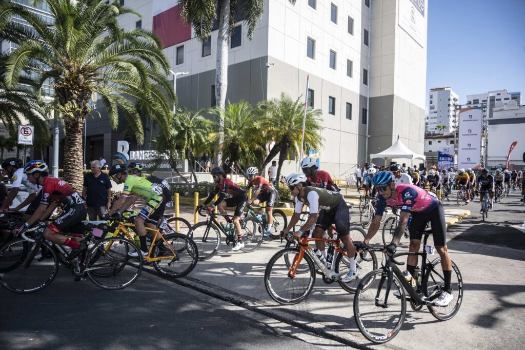 121 pedalistas participan de la 45ª versión de la Vuelta Ciclística
Independencia Nacional gracias al apoyo de la entidad financiera.
