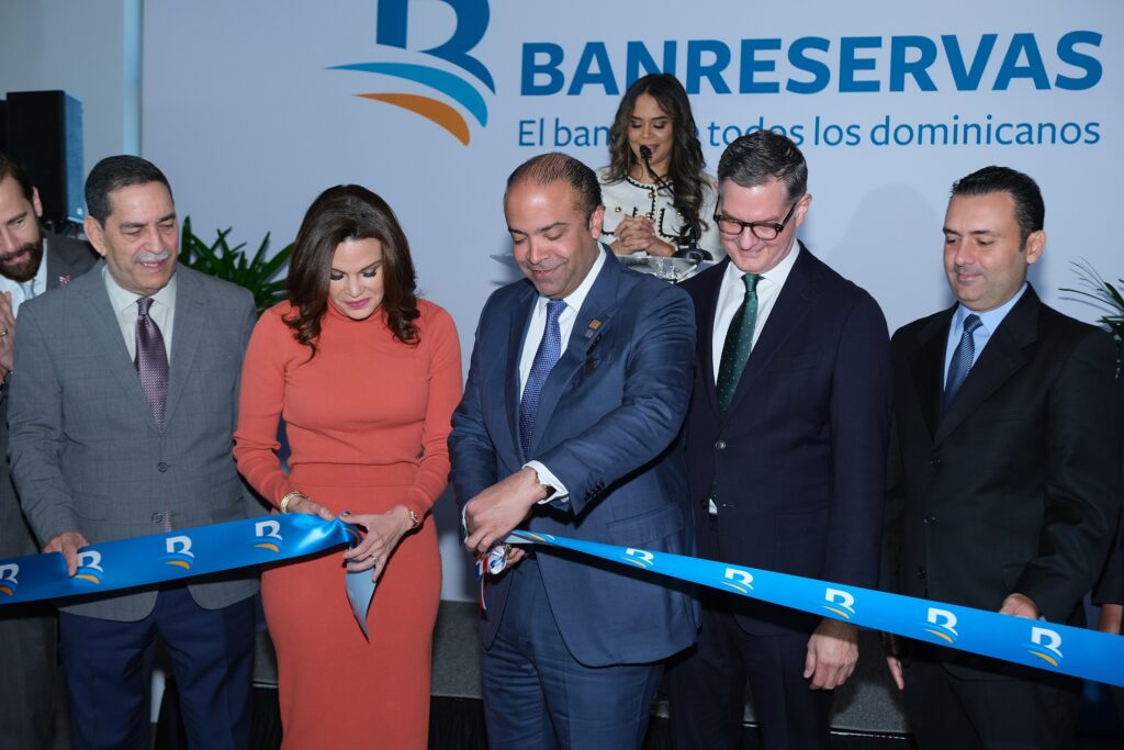 El administrador general de Banreservas, Samuel
Pereyra, corta la cinta inaugural de la Feria Inmobiliaria Banreservas en Nueva
York, acompañado por Noelia García de Pereyra, presidenta del Voluntariado de
la entidad bancaria; Eligio Jáquez, cónsul general dominicano en esta ciudad;
Carlos De la Mota, viceministro para las comunidades dominicanas en el
exterior, y ejecutivos de negocios del Banco.