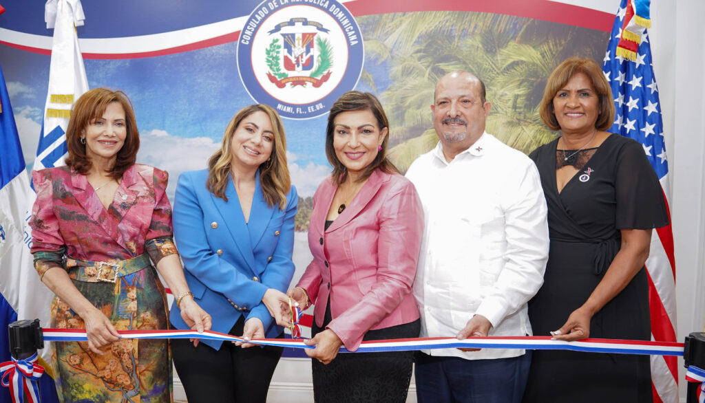 Adelys Olivares, Gloria Reyes, Geanilda Vásquez Richard Montilla y Soledad Cruz hacen el corte de cinta que deja en funcionamiento la ventanilla de servicios de Supérate en el consulado dominicano en Miami.