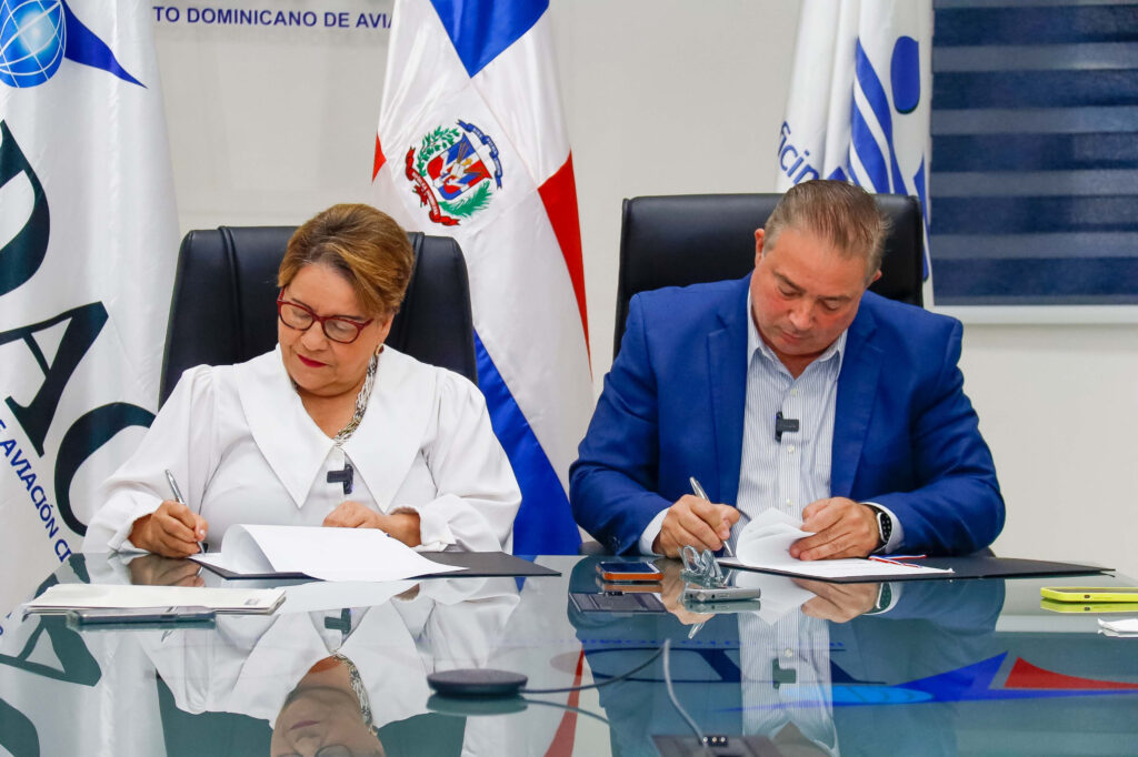 Gloria Ceballos, directora de la ONAMET y Héctor Porcella, director general del IDAC firman el acuerdo de cooperación 