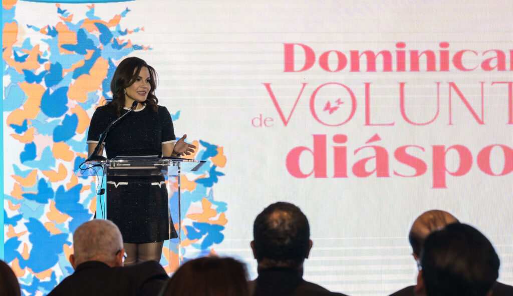2735. Noelia García de Pereyra, presidenta del Voluntariado Banreservas,
encabeza en Nueva York la presentación del libro “Dominicanas de Voluntad en
la Diáspora”.