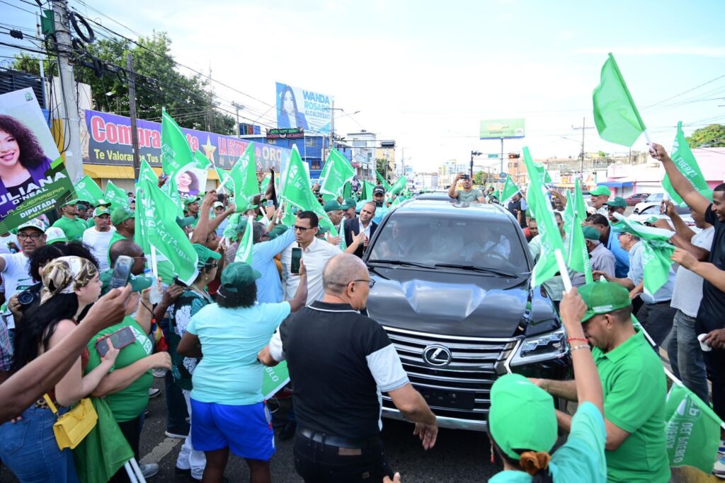 multitud saluda a Leonel