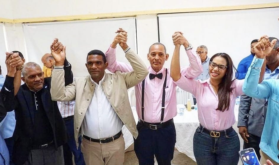 Junior Muñoz  junto a varios lideres de santo domingo norte 