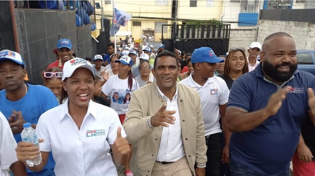 como el primer candidato a Diputado por Santo Domingo Norte. junto a varios lideres del proyecto nando con luis 24