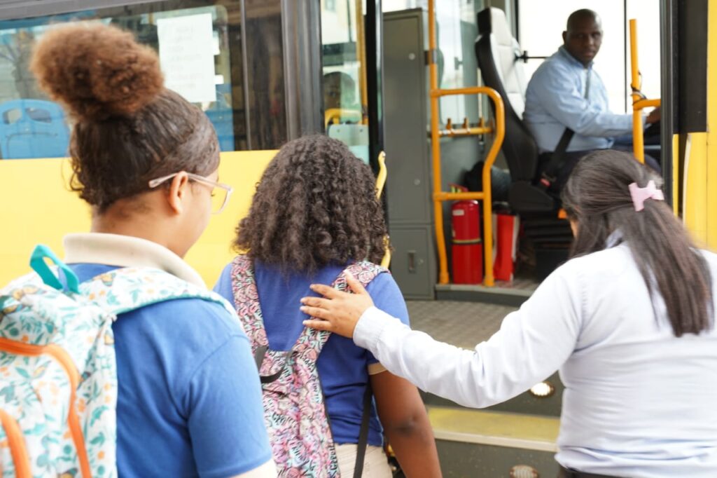 estudiantes abordando un autobus de trae