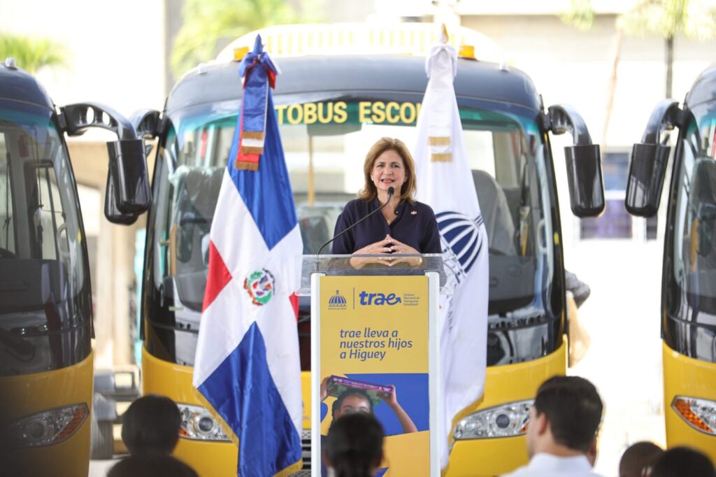 La vicepresidenta de la República, Raquel Peña, entregó este jueves 50 autobuses en la provincia La Altagracia, 
