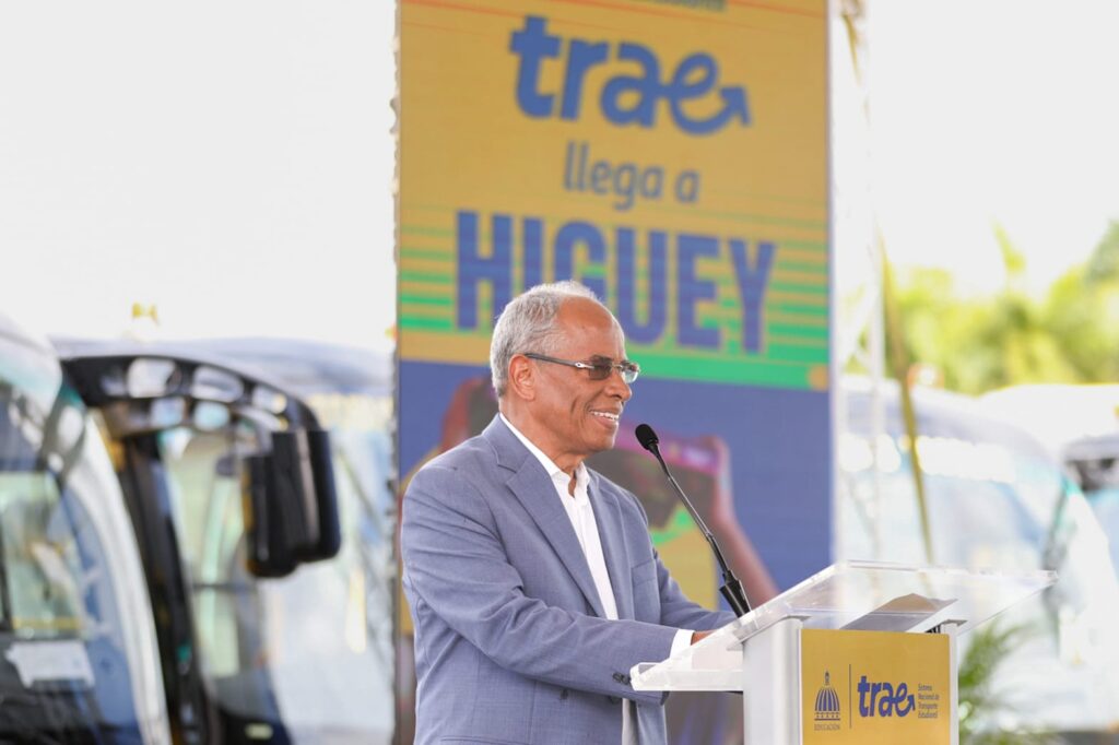 el director de TRAE, ingeniero Onéximo González