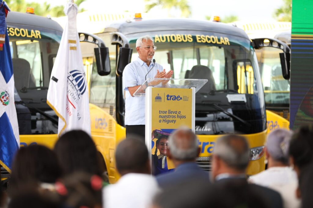  el ministro de Educación, Ángel Hernández,