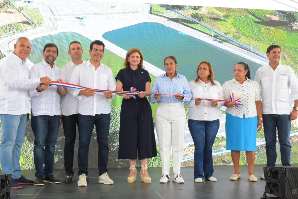 La vicepresidenta Raquel Peña y Wellington Arnaud, director ejecutivo del Instituto de Aguas Potables y Alcantarillados (INAPA), cortan la cinta para  dejar inaugurado hoy el sistema de alcantarillado sanitario de Villa Riva, provincia Duarte