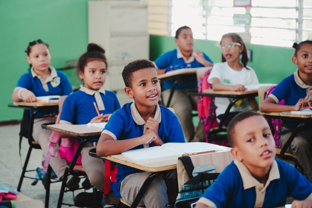 estudiantes recibiendo docencia en una escuela