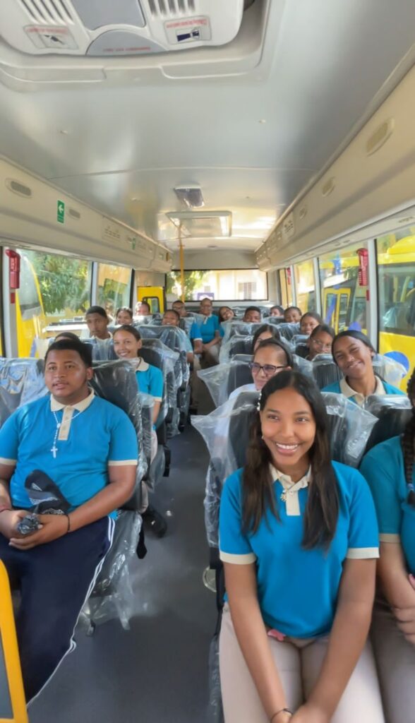 ESTUDIANTES DE LAS ESCUELAS EN LOS AUTOBUSES DE TRAE