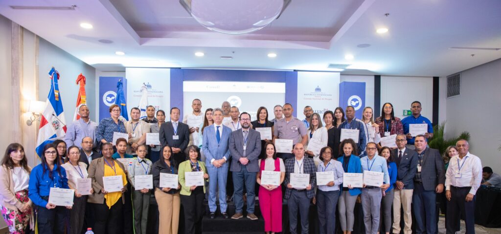 participantes del seminario presentando su certificados