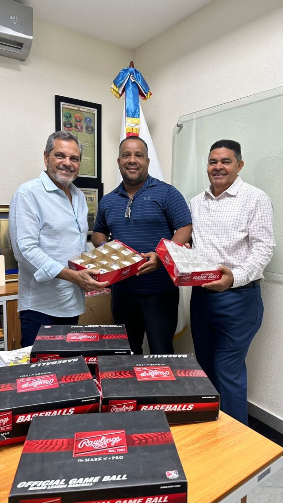El Comisionado Nacional de Béisbol Junior Noboa al momento de entregar varias cajas de pelotas a Antonio Peña, presidente de la Liga Nacional de Béisbol Profesional para ser usadas en el certamen que organiza esa entidad.