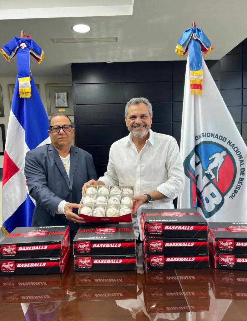 El Comisionado Nacional de Béisbol Junior Noboa al momento de entregar varias cajas de pelotas a Cristian Pimentel, presidente de la Asociación de Béisbol de la Provincia Santo Domingo, entidad que dará apertura a su torneo de béisbol superior.