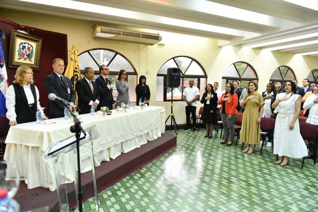 Carolina Mejía alcaldesa  de Santo Domingo en entrega de certificados y proclamación de nuevas autoridades municipales