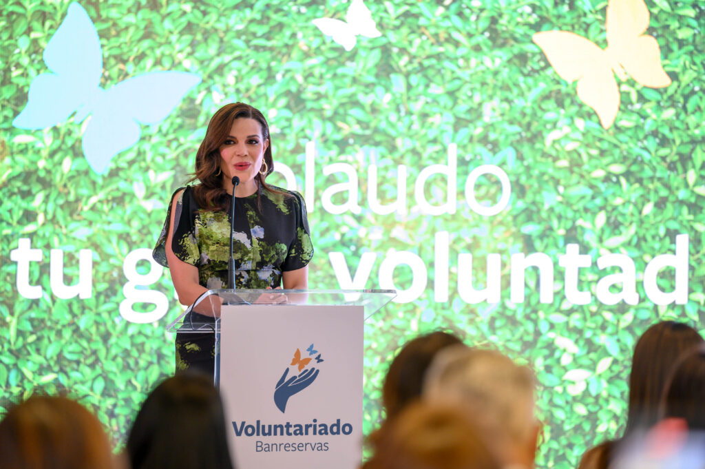 La presidenta del Voluntariado Banreservas, Noelia García de Pereyra,
encabezó el reconocimiento a doce mujeres en la actividad Aplaudo Tu Gran
Voluntad.