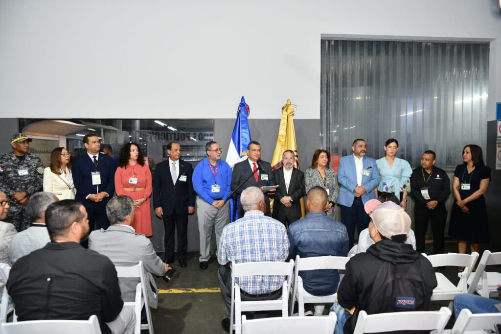  El Pleno de la Junta Central Electoral (JCE), integrado por su presidente Román Andrés Jáquez Liranzo y los miembros titulares Rafael Armando Vallejo Santelises, Dolores Altagracia Fernández, Patricia Lorenzo Paniagua y Samir Rafael Chami Isa, dio formal inicio este martes a la impresión de las boletas a ser utilizadas en las elecciones presidenciales y congresuales de este 19 de mayo de 2024.