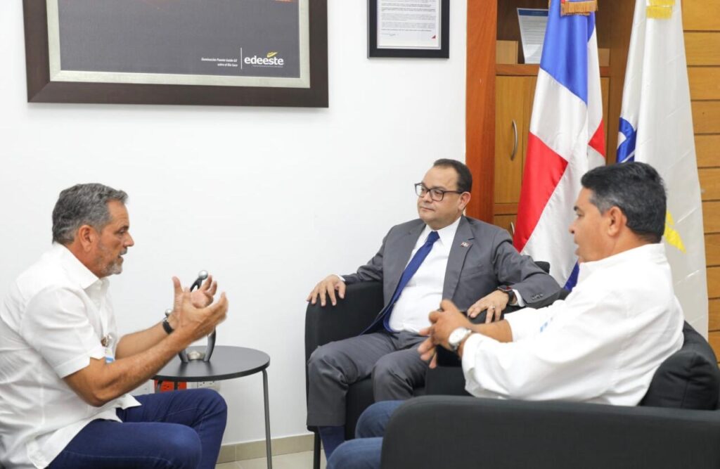 El Comisionado Nacional de Béisbol, Junior Noboa y el gerente general de Edeeste, ingeniero Manuel Mejía Naut,  y su asistente personal, Diógenes De La Cruz