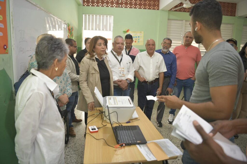 supervisores de informática y técnicos de soporte, supervisores de elecciones, técnicos de recintos, sustitutos de secretarios, presidentes de colegios, seguridad militar y civil, responsables del cómputo electoral en la JCE y miembros de 50 Juntas Electorales