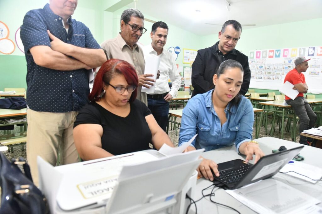 El presidente de la Junta Central Electoral, Román Jáquez Liranzo, recorrió varios recintos en los cuales operaron numerosos colegios de votaciones del Gran Santo Domingo.