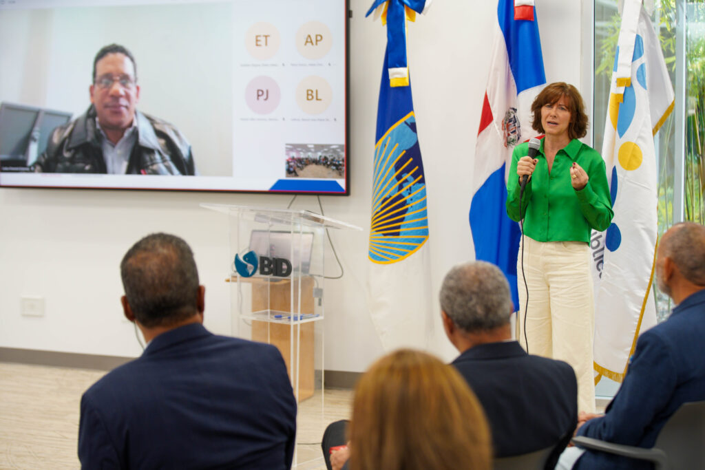 La actividad fue encabezada por el director general de la DGCP, Carlos Pimentel y la representante del BID en el país, Katharina Falkner-Olmedo.

