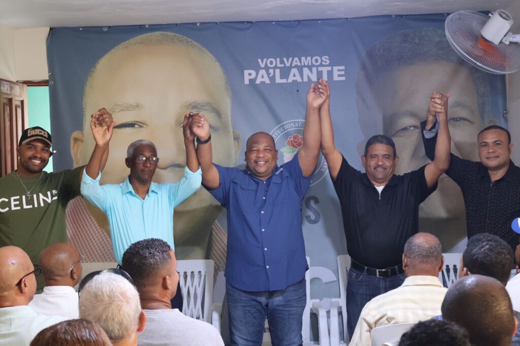  Wascar Rivera levanta las manos junto a varios miembros del BIS el bloque institucional socialdemócrata (BIS) manifestó su firme respaldo al ex-regidor y candidato a diputado por Santo Domingo Oeste, Wascar 