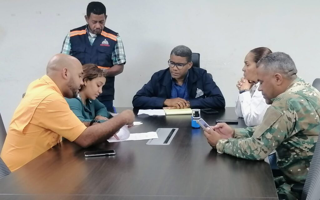 Robert Polanco acompañado de la Gobernadora Xiomara Cortes, la alcaldesa Arelis Fermín y el director regional de la Defensa Civil, Junior Tineo,
