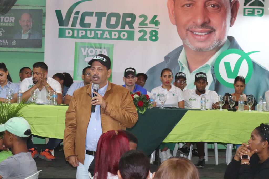 Victor Jiménez XONVERSA CON LOS JOVENES EN LA CENA