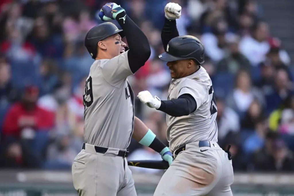 El dominicano Juan Soto (derecha) festeja con Aaron Judge, su compañero de los Yankees de Nueva York, luego de conseguir un jonrón de tres carreras en el duelo del sábado 13 de abril de 2024 ante los Guardianes de Cleveland (AP Foto/David Dermer ) (David Dermer / Prensa Asociada)