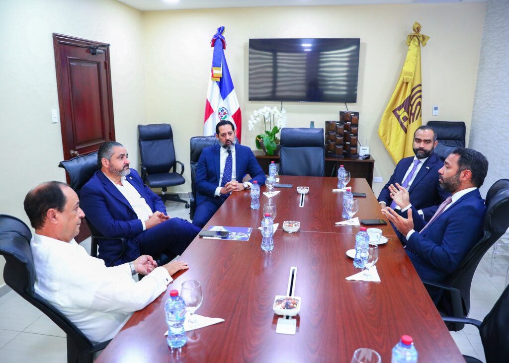 Los miembros titulares del Pleno de la Junta Central Electoral (JCE),
Rafael Armando Vallejo Santelises y Samir Chami Isa recibieron este martes un informe del
Consejo de Desarrollo Económico y Social de Santo Domingo (Codessd), que recoge las
observaciones de las pasadas elecciones presidenciales y congresuales celebradas el 19 de mayo
del presente año.