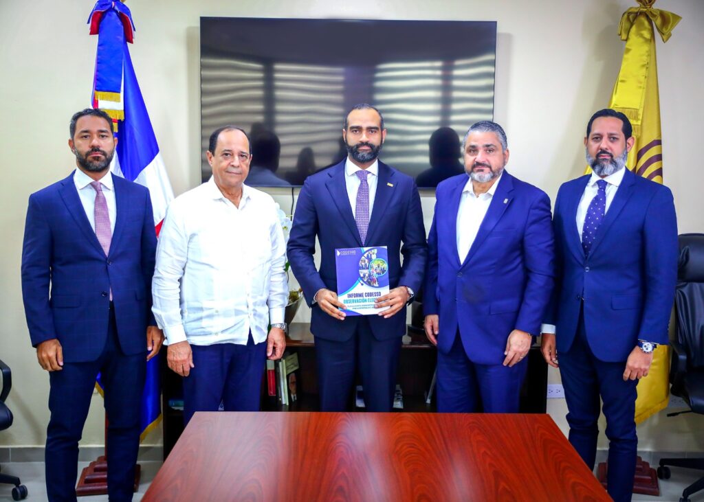 Los miembros titulares del Pleno de la Junta Central Electoral (JCE),
Rafael Armando Vallejo Santelises y Samir Chami Isa recibieron este martes un informe del
Consejo de Desarrollo Económico y Social de Santo Domingo (Codessd), que recoge las
observaciones de las pasadas elecciones presidenciales y congresuales celebradas el 19 de mayo
del presente año.