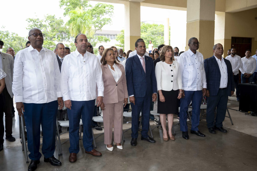 2-Autoridades de la UASD y ejecutivos del Banco de Reservas durante el acto
para dejar iniciados los trabajos de remozamiento del polideportivo Tony
Barreiro de la Primada de América.