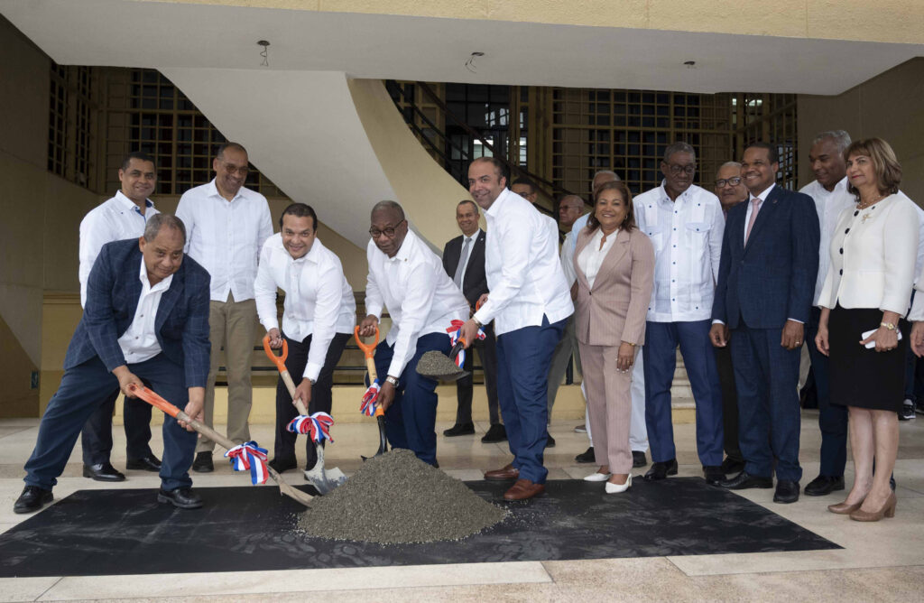 1-El rector de la UASD, maestro Editrudis Beltrán y el licenciado Samuel
Pereyra, administrador general del Banco de Reservas, dejan iniciados los
trabajos de remozamiento del polideportivo Tony Barreiro de la Primada de
América.