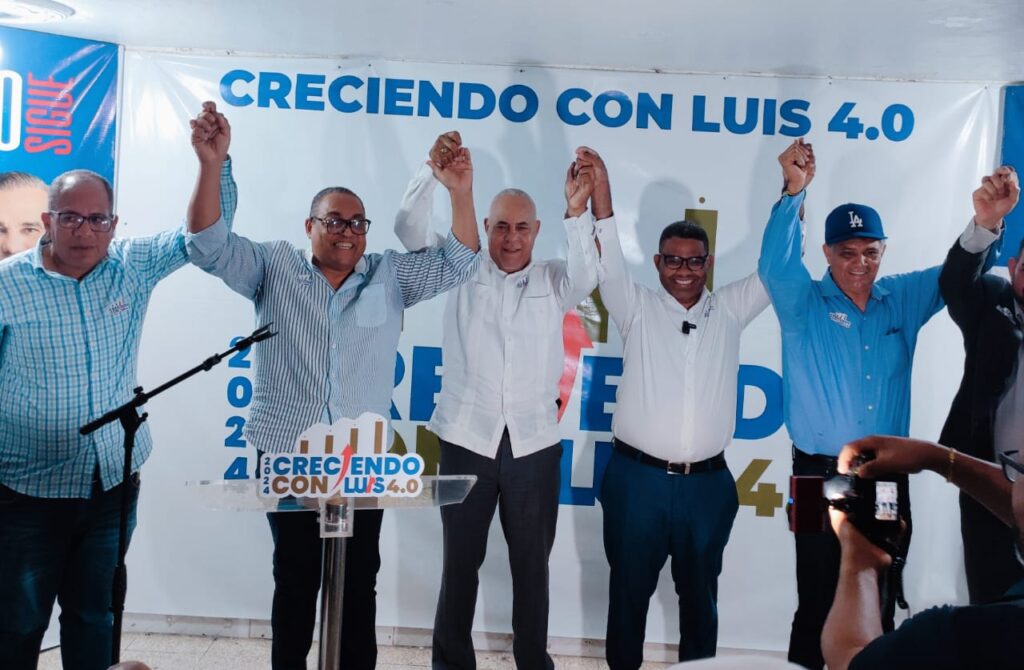 Pedro Santana, el coordinador de campaña José Andujar, el coordinador del Moviendo Guillermo Paulino. Robert Polanco y   el actual alcalde Francisco Peña, 