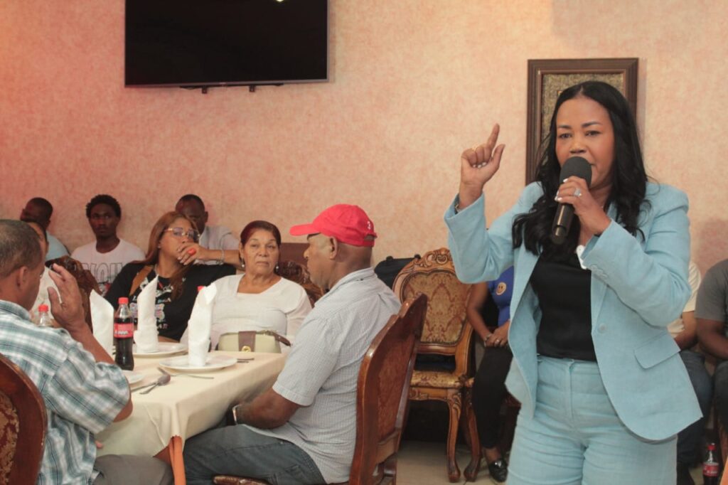 Scarlet Bezan, encabeza la juramentación de miembros del partido Fuerza del Pueblo y el Partido de la Liberación Dominicana, donde se anunció un masivo acto de apoyo a Luis Abinader para su nuevo mandato.