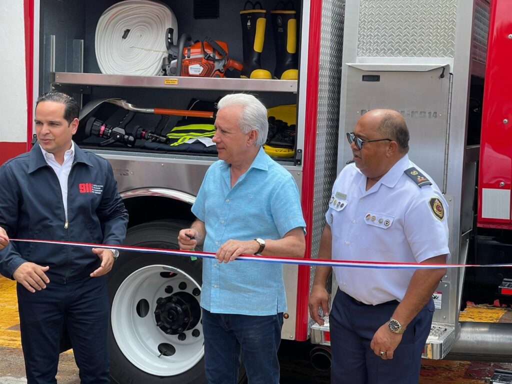 Antonio Taveras, entregó un camión al cuerpo de Bomberos de Santo Domingo Oeste, 