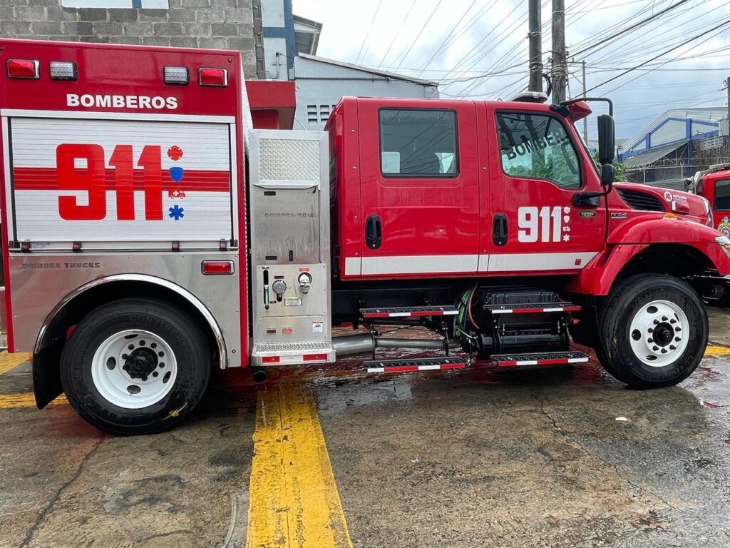 el nuevo camión al cuerpo de Bomberos de Santo Domingo Oeste, entregado por el Senador Antonio Taveras