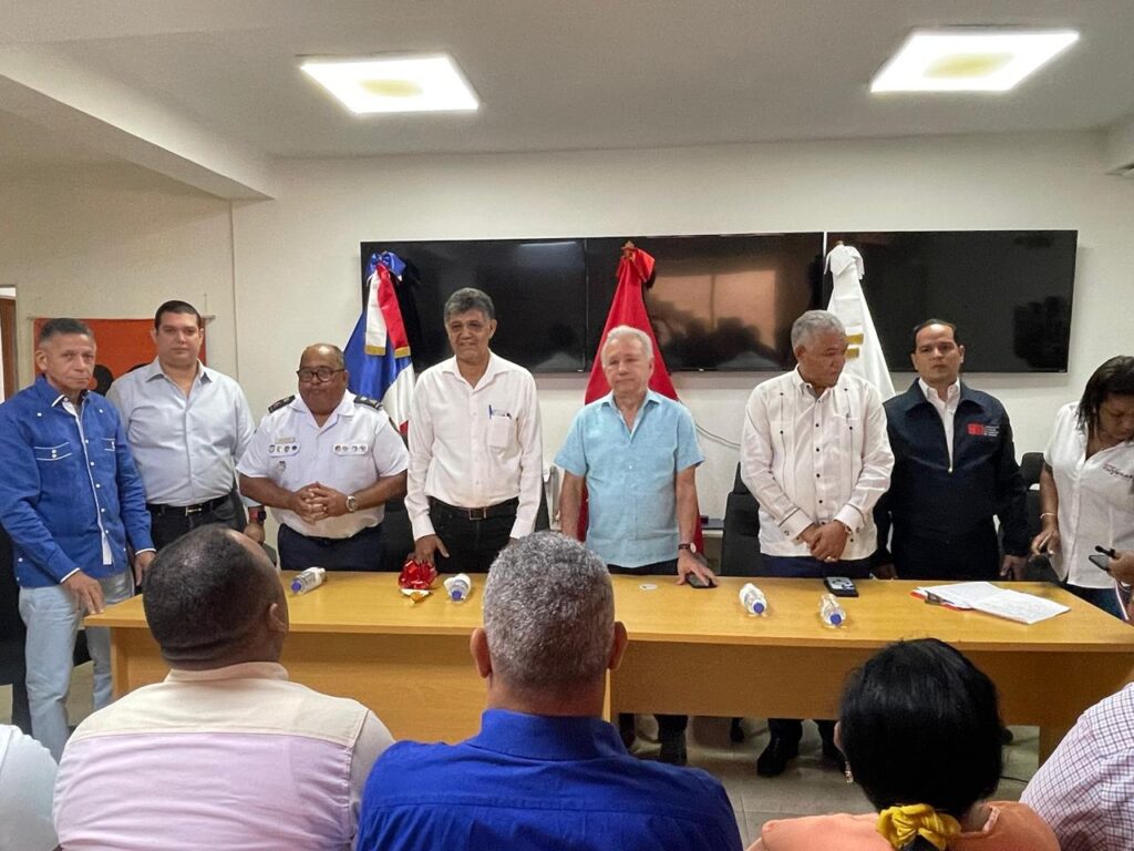 senador Antonio Taveras en el acto de entrega estuvieron presentes Francisco Peña alcade SDO, Radhamés González director ejecutivo de campaña, Félix Grullón director político de campaña, Jaron Jiménez subdirector 911, Francis Peña asesor alcaldía SDO, Tana Ferreira intendente, Adrin Tejeda juntas de vecinos municipal, una representación de la Defensa Civil SDO, entre otras 