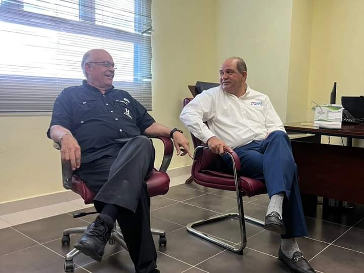 doctor César Roque y fernando Paniagua conversando en la visita paara la donacion