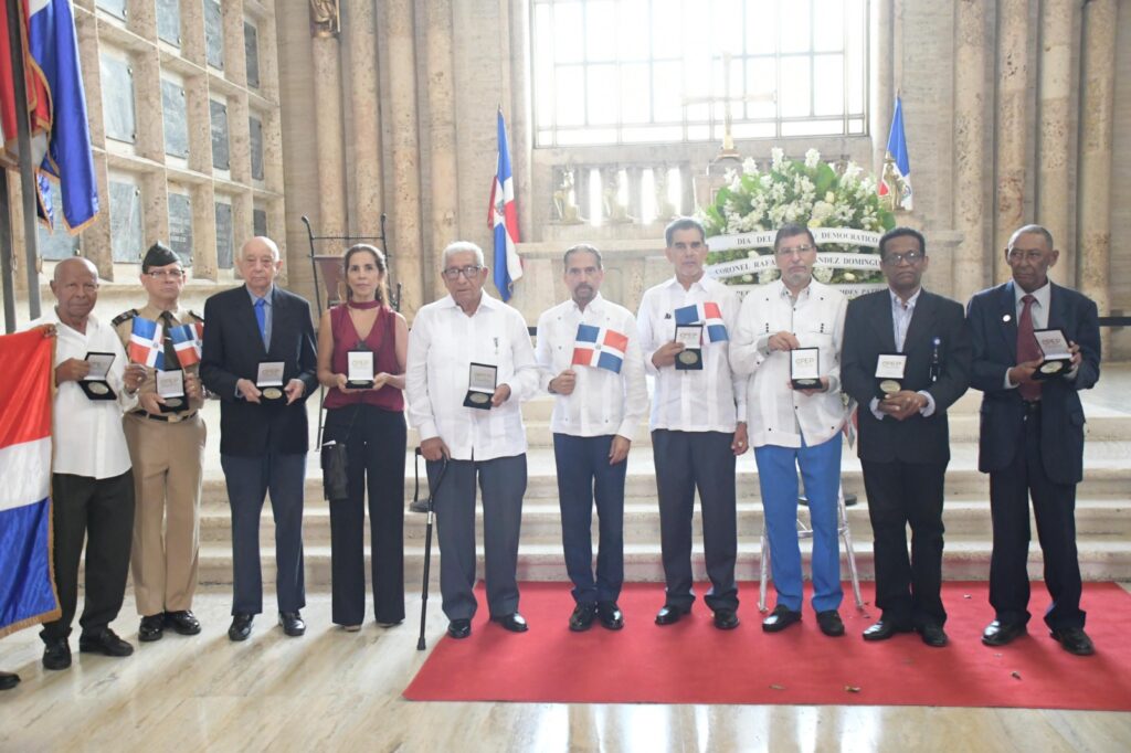 uan Pablo Uribe, al centro, junto a directivos de las fundaciones patrióticas, luego de recibir la medalla conmemorativa del 180 aniversario de la Independencia Nacional.

 